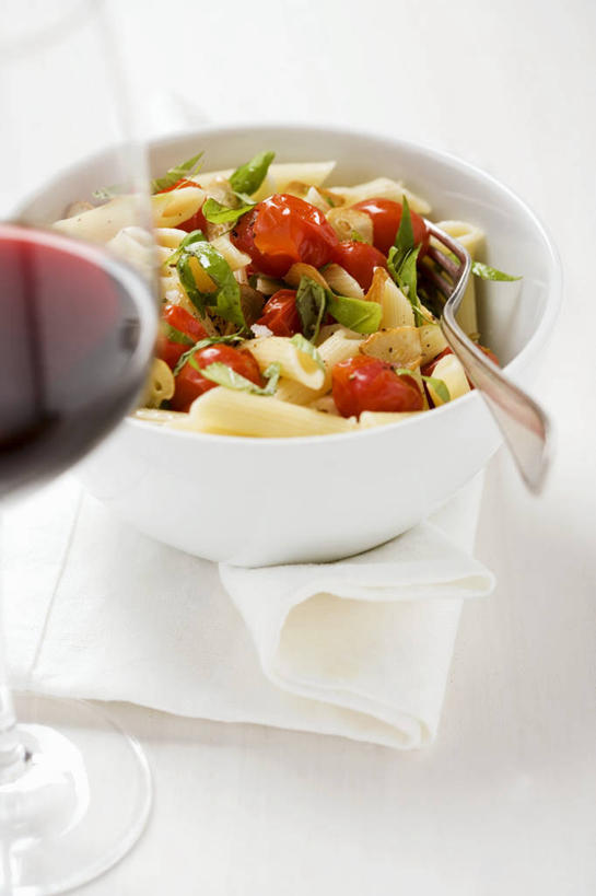 红酒,葡萄酒,无人,竖图,俯视,室内,特写,白天,白色背景,植物,餐桌,桌子,蔬菜,蒜,西红柿,小番茄,杯子,阴影,新鲜,反射,高脚杯,影子,陶瓷,调味,香料,佐料,食品,草药,陶瓷制品,红酒杯,酒类,蒜头,中药,玻璃制品,酒,食物,饮料,红色,白色,酒杯,容器,碗,香草,红葡萄酒,摄影,有机食品,绿色食品,影棚,餐台,储藏,罗勒,配料,葡萄酒杯,储存,紫苏,药材,中草药,九层塔,圣约瑟夫草,甜罗勒,兰香,中药材,本草,作料,胡蒜,小西红柿,樱桃小番茄,珍珠小番茄,玻璃杯,樱桃番茄,圣女果,番茄,大蒜,彩图,高角度拍摄,影棚拍摄,拍摄,贮存