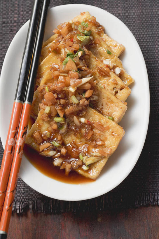 豆腐,无人,竖图,俯视,室内,特写,白天,烹饪,中餐,筷子,桌面,桌子,蔬菜,蒜,餐具,一双,阴影,新鲜,反射,木制,影子,陶瓷,料理,食品,陶瓷制品,蒜头,文化,传统,菜肴,美食,食物,木制品,容器,碗,中式,摄影,佳肴,有机食品,绿色食品,影棚,储藏,礼节,豆制品,储存,礼仪,老豆腐,胡蒜,北豆腐,北方豆腐,卤水豆腐,硬豆腐,进餐用具,大蒜,彩图,高角度拍摄,影棚拍摄,拍摄,贮存