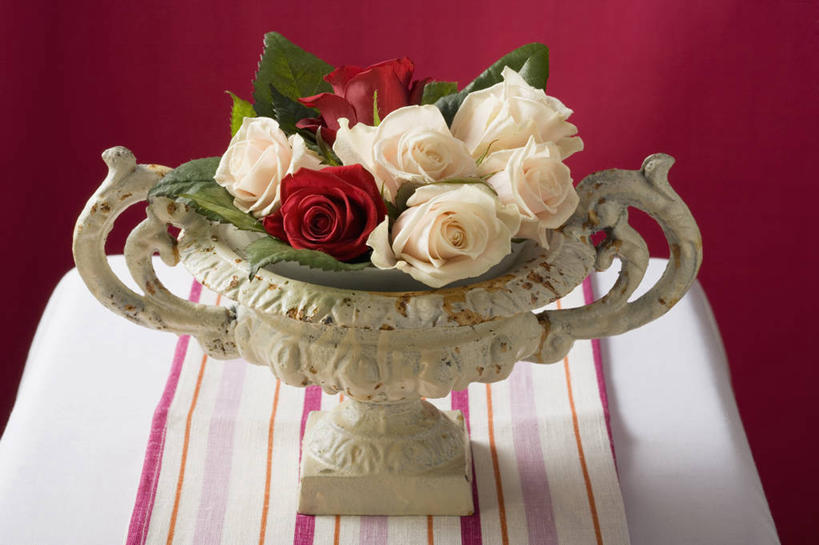 无人,横图,俯视,室内,特写,白天,爱情,幸福,纯洁,热情,桌面,桌子,玫瑰,花瓶,雕塑,阴影,红色背景,条纹,艺术,装饰,盛开,反射,木制,布料,雕刻,雕像,影子,陶瓷,玫瑰花,陶瓷制品,浪漫,花蕾,布纹,桌布,花,花瓣,花朵,鲜花,红色,餐巾,木制品,瓶子,工艺品,台布,花苞,花蕊,温暖,温馨,恩爱,摄影,红玫瑰,影棚,纪念,美术,和睦,主题,感动,陈列,功能,美学,尊敬,天真,刺玫花,徘徊花,彩图,高角度拍摄,影棚拍摄,拍摄,融洽