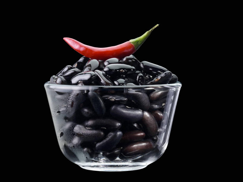 无人,横图,室内,特写,白天,正面,植物,豆,辣椒,蔬菜,玻璃,一堆,许多,阴影,堆叠,堆积,黑色背景,新鲜,反射,影子,豆类,豆子,黑豆,食品,玻璃制品,食物,一个,容器,碗,摄影,有机食品,绿色食品,影棚,单个,储藏,堆,储存,豆科,辣角,红海椒,大椒,辣虎,广椒,乌豆,乌大豆,辣子,红辣椒,海椒,番椒,彩图,影棚拍摄,拍摄,贮存