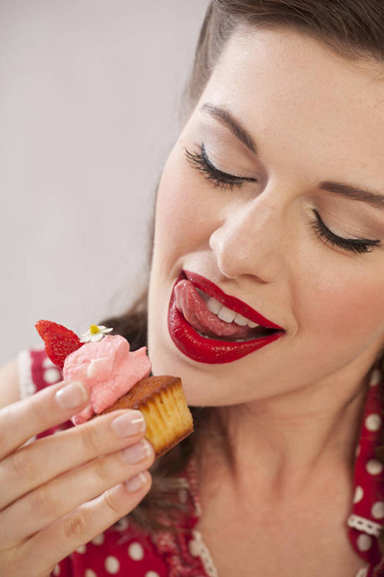 点心,西方人,脸,头,脸颊,手,一个人,站,闭眼,竖图,室内,特写,白天,正面,化妆,美容,下午茶,草莓,浆果,水果,欧洲,欧洲人,仅一个年轻女性,仅一个女性,仅一个人,护肤,灰色背景,服装,新鲜,生食,食品,果实,休闲装,松饼,吐舌头,肩膀,食物,糕点,一个,衣服,彩妆,站着,保养,享受,休闲,手部,休闲服,放松,舔,保健,摄影,服饰,有机食品,绿色食品,影棚,单个,单手,养颜,玛芬蛋糕,年轻女性,女人,女性,白种人,头部,脸部,脸蛋,面部,洋莓,水果皇后,红莓,地莓,闭眼睛,闭着眼,闭着眼睛,站立,半身,彩图,影棚拍摄,拍摄,草莓松饼