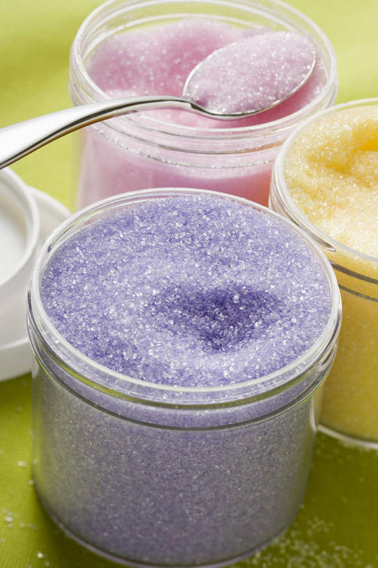 无人,竖图,俯视,室内,特写,白天,玻璃,许多,阴影,黄色背景,反射,影子,勺子,食品,糖,糖果,甜点,甜品,玻璃制品,食物,三个,粉色,黄色,紫色,玻璃瓶,瓶子,调羹,汤匙,甜食,摄影,影棚,广口瓶,水晶糖,彩图,高角度拍摄,影棚拍摄,拍摄