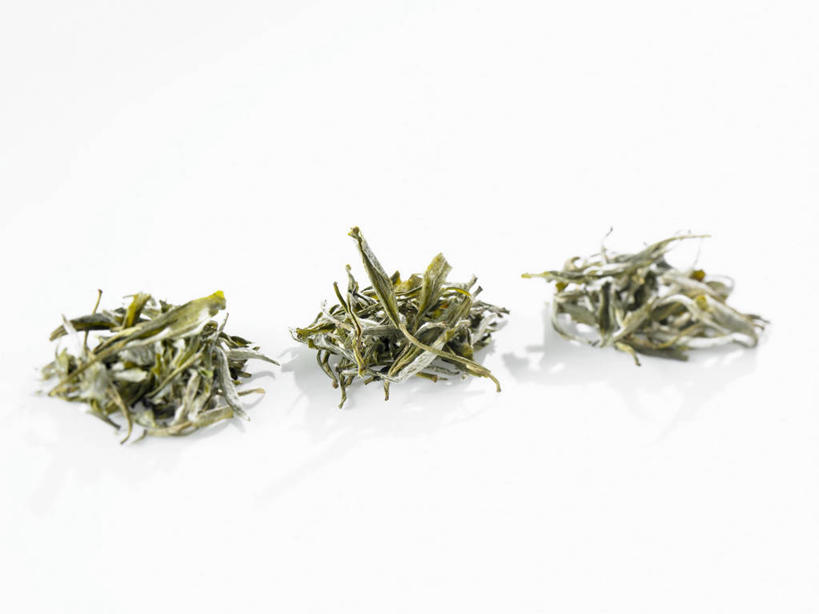 无人,横图,俯视,室内,特写,白天,白色背景,幸福,餐桌,茶,桌子,一堆,许多,阴影,堆叠,堆积,反射,影子,茶叶,很多,娱乐,享受,休闲,温馨,放松,乐趣,摄影,影棚,餐台,堆,提神,舒适,醒脑,彩图,高角度拍摄,影棚拍摄,拍摄,白茶,福鼎白茶