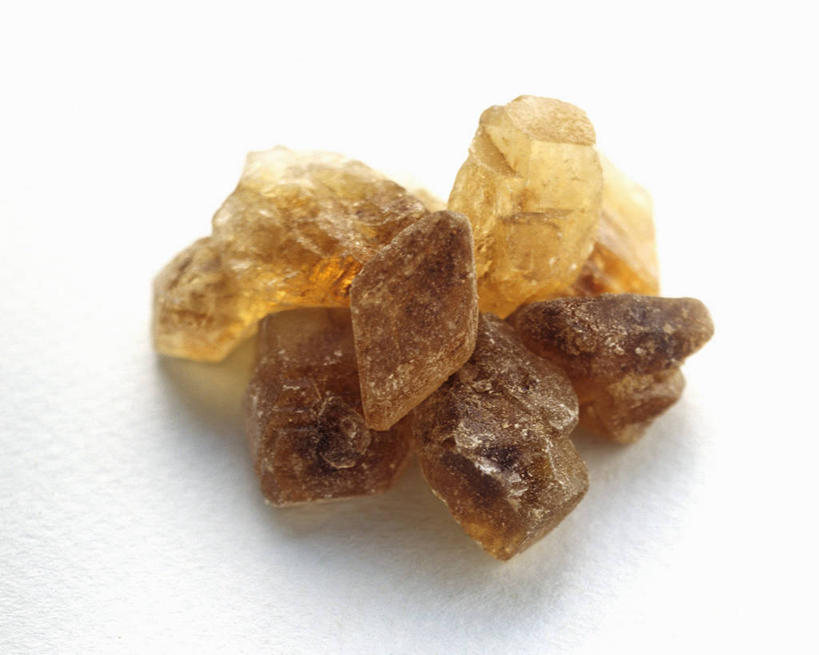 无人,横图,俯视,室内,特写,白天,白色背景,餐桌,桌子,一堆,许多,阴影,堆叠,堆积,反射,影子,食品,糖,糖果,甜点,甜品,褐色,很多,食物,甜食,摄影,影棚,餐台,堆,水晶糖,彩图,高角度拍摄,影棚拍摄,拍摄