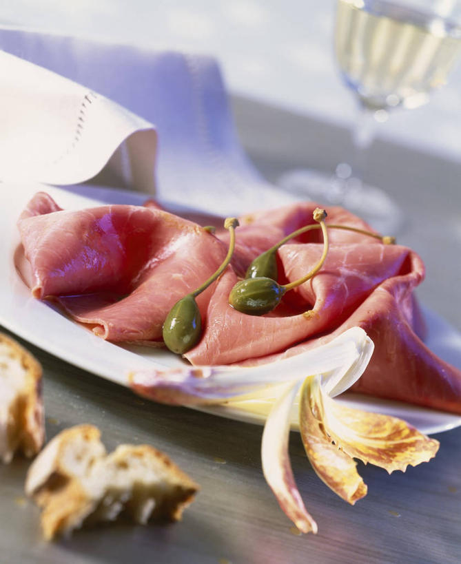 红酒,葡萄酒,无人,竖图,俯视,室内,特写,白天,植物,餐桌,桌子,杯子,餐具,水果,阴影,朦胧,模糊,反射,碟子,高脚杯,盘,影子,肉,草药,红酒杯,白葡萄酒,酒类,火腿,猪肉,肉类,中药,玻璃制品,酒,腌制,饮料,盘子,酒杯,碟,餐台,葡萄酒杯,药材,中草药,肉食,马槟榔,豚肉,中药材,本草,马金囊,水槟榔,紫槟榔,马金南,山槟榔,太极子,屈头鸡,熏制,火肉,兰熏,猪腿,玻璃杯,彩图,高角度拍摄