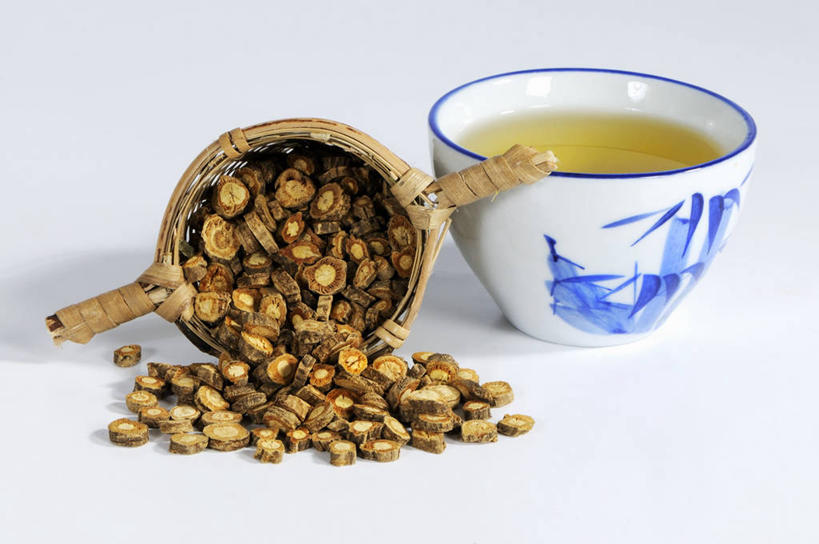 无人,横图,俯视,室内,特写,白天,白色背景,绘画,幸福,茶,桌面,桌子,杯子,阴影,反射,木制,彩绘,瓷器,影子,勺子,陶瓷,茶叶,一杯,茶勺,娱乐,木制品,水杯,享受,休闲,温馨,放松,乐趣,摄影,影棚,陶艺,提神,舒适,醒脑,彩釉,茶杯,画画,彩图,高角度拍摄,影棚拍摄,拍摄
