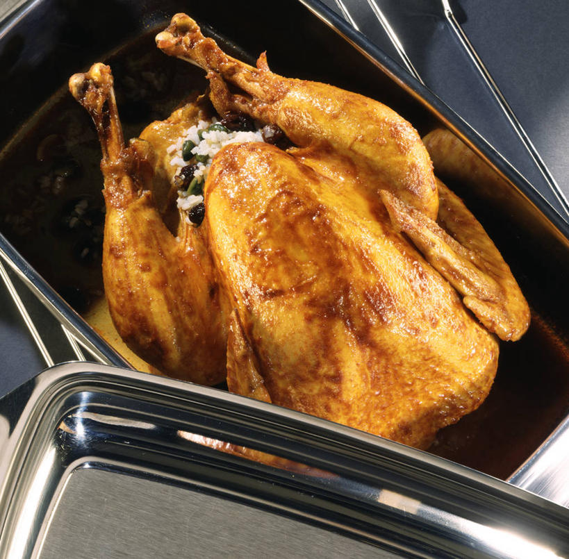 无人,横图,俯视,室内,特写,白天,烹饪,桌面,桌子,菠菜,蔬菜,餐具,金属制品,阴影,新鲜,反射,金属,木制,碟子,盘,影子,鸡肉,肉,料理,食品,菜肴,美食,肉类,食物,一个,盘子,木制品,碟,烤鸡,佳肴,有机食品,绿色食品,单个,肉食,鹦鹉菜,鼠根菜,角菜,红嘴绿鹦哥,赤根菜,菠薐菜,波斯草,彩图,高角度拍摄