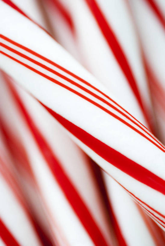 无人,竖图,俯视,室内,特写,白天,圣诞节,一堆,许多,阴影,堆叠,堆积,节日,朦胧,模糊,庆祝,反射,影子,食品,糖,糖果,甜点,甜品,很多,文化,食物,红色,白色,甜食,庆典,纪念,堆,硬糖,拐杖糖,彩图,高角度拍摄