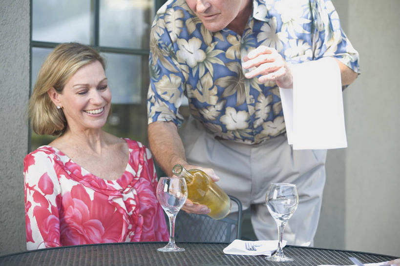 红酒,葡萄酒,西方人,中年人,两个人,家庭,夫妻,站,坐,笑,微笑,露齿笑,横图,室内,白天,正面,爱情,餐桌,窗户,桌子,杯子,欧洲,欧洲人,倒,弯腰,握,服装,纺织物,高脚杯,墙,红酒杯,白葡萄酒,酒类,浪漫,拿,拿着,注视,休闲装,玻璃窗,墙壁,墙面,玻璃制品,酒,饮料,衣服,餐巾,酒杯,毛巾,观察,看,清洁,站着,休闲,温暖,温馨,一家人,休闲服,恩爱,握着,恋人,服饰,餐台,观看,保暖,和睦,察看,葡萄酒杯,关注,透气,防水,弯身,储水,耐磨,吸水,保洁方巾,口布,男人,男性,女人,女性,中年男性,中年女性,白种人,夫妇,情侣,玻璃杯,站立,坐着,半身,彩图,伴侣,融洽