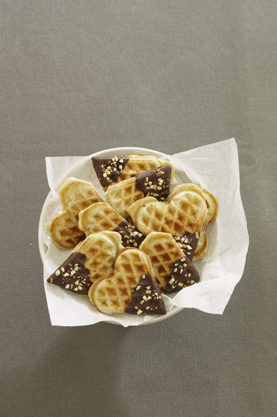 点心,无人,竖图,俯视,室内,特写,白天,下午茶,桌面,桌子,圣诞节,一堆,许多,阴影,堆叠,堆积,节日,庆祝,反射,木制,包装,包装纸,影子,纸,陶瓷,食品,甜点,陶瓷制品,纸张,很多,文化,松饼,食物,糕点,一个,木制品,容器,碗,饼干,甜食,零食,庆典,摄影,影棚,单个,纪念,储藏,堆,包装材料,牛皮纸,储存,姜饼,玛芬蛋糕,德式姜饼,彩图,高角度拍摄,影棚拍摄,拍摄,巧克力松饼,贮存