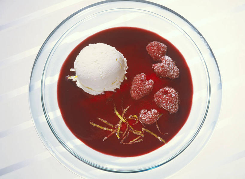 牛奶,无人,横图,俯视,室内,特写,白天,白色背景,桌面,桌子,餐具,水果,玻璃,阴影,新鲜,反射,木制,碟子,盘,影子,生食,食品,冰激凌,果实,饮品,清凉,营养,酸奶,玻璃制品,食物,饮料,一个,盘子,木制品,碟,冷饮,舒服,冰淇淋,摄影,有机食品,绿色食品,影棚,单个,解暑,乳制品,奶,解渴,雪糕,发酵,山莓,树莓,三月泡,四月泡,山抛子,刺葫芦,悬钩子,馒头菠,高脚菠,龙船泡,泡儿刺,舒爽,冰糕,消暑,优格,优酪乳,彩图,高角度拍摄,影棚拍摄,拍摄