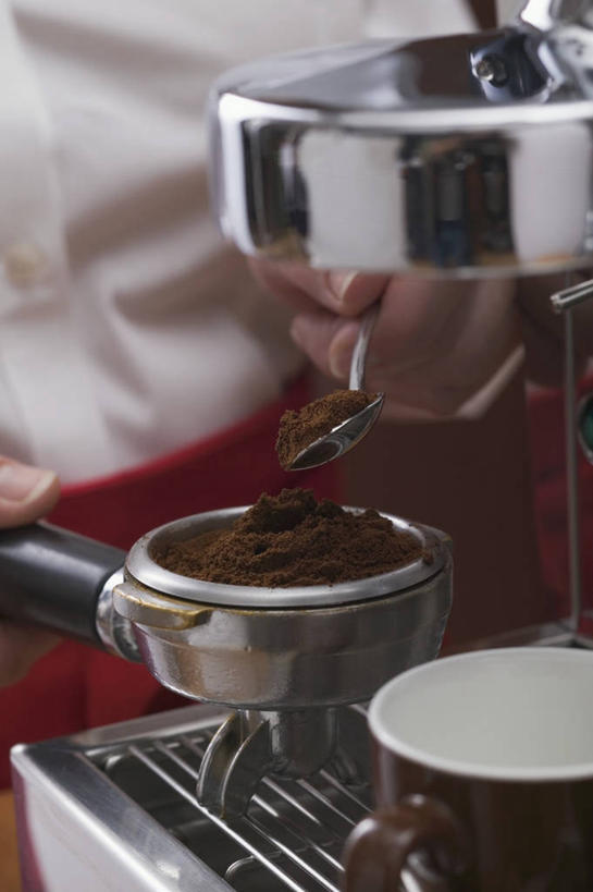 咖啡,西方人,手,一个人,竖图,俯视,室内,特写,白天,杯子,欧洲,欧洲人,双手,仅一个年轻女性,仅一个女性,仅一个人,握,服装,朦胧,模糊,瓷器,电器,粉末,工具,咖啡杯,陶瓷制品,拿,拿着,休闲装,设备,一个,衣服,休闲,手部,休闲服,粉,冲泡,握着,服饰,单个,咖啡粉,家电,家用电器,咖啡机,磨粉,瓷杯,粉状,粉剂,年轻女性,女人,女性,白种人,半身,彩图,高角度拍摄,清除,压粉,装粉