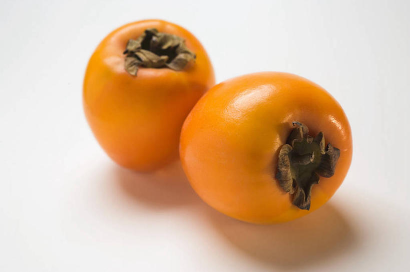 无人,横图,俯视,室内,特写,白天,白色背景,桌面,桌子,浆果,柿子,水果,阴影,新鲜,反射,木制,影子,生食,食品,果实,食物,两个,木制品,橙色,摄影,有机食品,绿色食品,影棚,彩图,高角度拍摄,影棚拍摄,拍摄