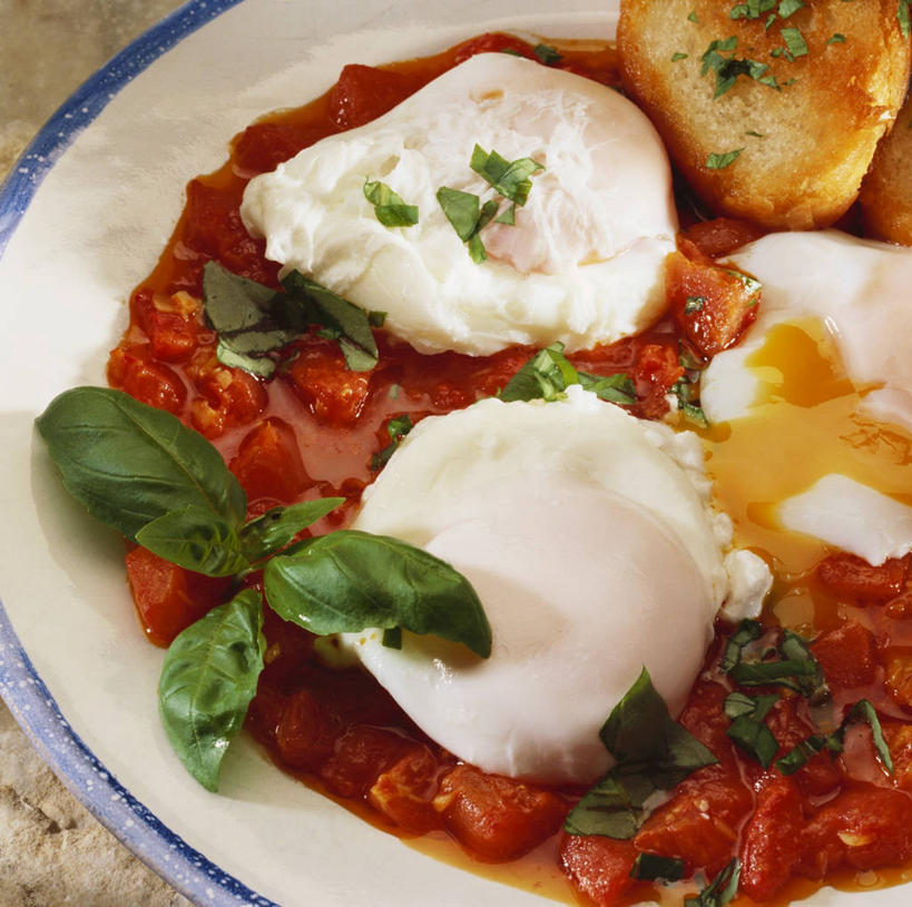 奶酪,无人,横图,俯视,室内,特写,白天,植物,桌面,桌子,蔬菜,西红柿,餐具,叶子,阴影,新鲜,反射,木制,碟子,盘,纹理,影子,蛋,调料,荷包蛋,鸡蛋,煎蛋,酱料,酱汁,茄汁,香料,佐料,干酪,起司,食品,绿叶,草药,调味品,芝士,营养,调味料,番茄酱,酱,中药,食物,一个,绿色,盘子,木制品,碟,香草,嫩叶,乳酪,有机食品,绿色食品,单个,罗勒,乳制品,紫苏,药材,中草药,发酵,九层塔,圣约瑟夫草,甜罗勒,兰香,中药材,本草,肌理,卵,煎鸡蛋,叶,叶片,叶脉,番茄,彩图,高角度拍摄