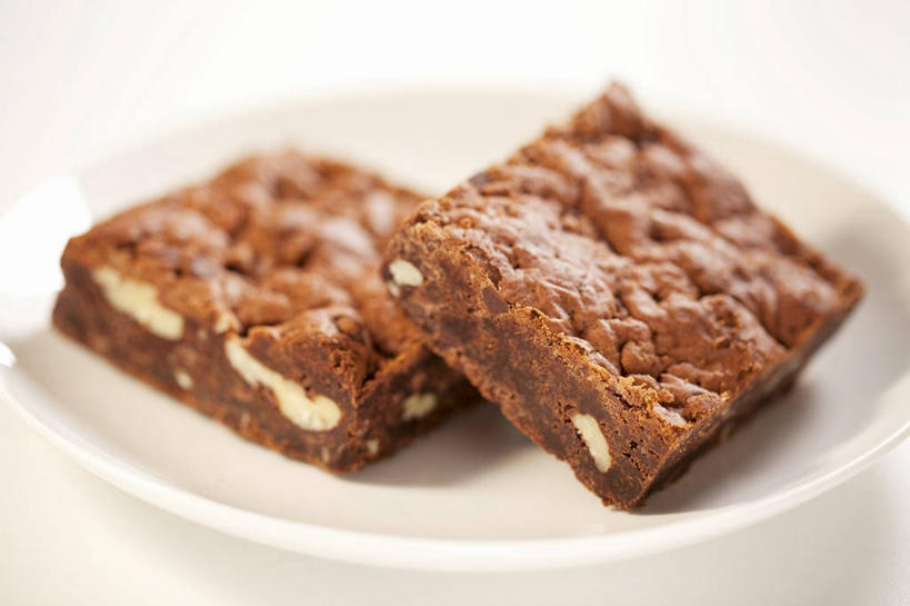 无人,横图,俯视,室内,特写,白天,白色背景,桌面,桌子,餐具,阴影,反射,木制,碟子,盘,影子,核桃,食品,糖,糖果,坚果,甜点,甜品,果实,食物,一个,盘子,木制品,碟,甜食,干果,巧克力,摄影,影棚,单个,朱古力,胡桃,羌桃,彩图,高角度拍摄,影棚拍摄,拍摄