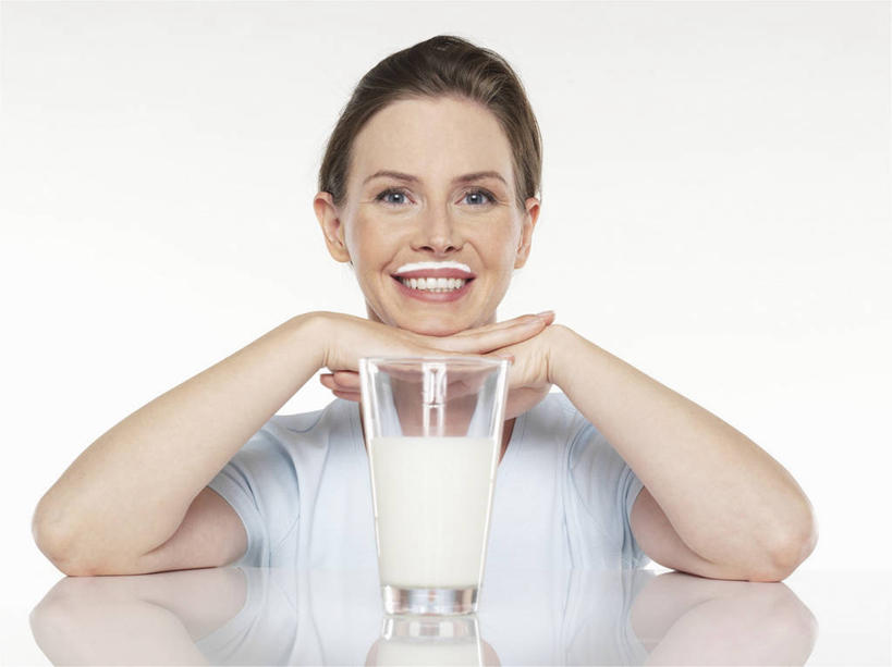 牛奶,西方人,一个人,坐,笑,微笑,露齿笑,横图,室内,白天,白色背景,正面,桌面,桌子,杯子,欧洲,欧洲人,仅一个年轻女性,仅一个女性,仅一个人,撑,阴影,服装,反射,木制,影子,饮品,营养,托腮,注视,休闲装,玻璃制品,饮料,一个,衣服,木制品,水杯,观察,看,托,休闲,休闲服,摄影,服饰,影棚,单个,观看,察看,乳制品,奶,牛乳,关注,托下巴,安神,年轻女性,女人,女性,白种人,玻璃杯,坐着,半身,彩图,影棚拍摄,拍摄