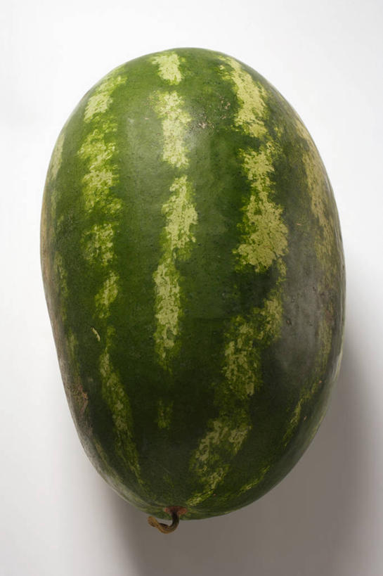 无人,竖图,俯视,室内,特写,白天,白色背景,桌面,桌子,西瓜,水果,阴影,新鲜,反射,木制,影子,生食,食品,果实,食物,一个,绿色,木制品,摄影,有机食品,绿色食品,影棚,单个,寒瓜,彩图,高角度拍摄,影棚拍摄,拍摄