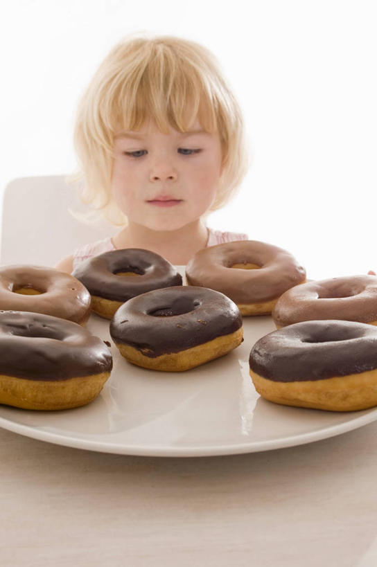 点心,面包,西方人,儿童,脸,头,脸颊,一个人,坐,竖图,室内,特写,白天,白色背景,正面,纯洁,桌面,桌子,餐具,欧洲,欧洲人,仅一个男性,仅一个人,阴影,反射,木制,碟子,盘,影子,食品,糖,糖果,面点,甜点,甜品,注视,食物,糕点,一个,小孩,盘子,木制品,碟,甜食,巧克力,甜甜圈,观察,看,仅一个小孩,可爱,童年,童趣,摄影,影棚,单个,观看,朱古力,察看,关注,童真,烂漫,无邪,多纳滋面包,唐纳滋,天真,男孩,男人,男性,白种人,孩子,头部,脸部,脸蛋,面部,面包圈,坐着,半身,彩图,影棚拍摄,拍摄,男生