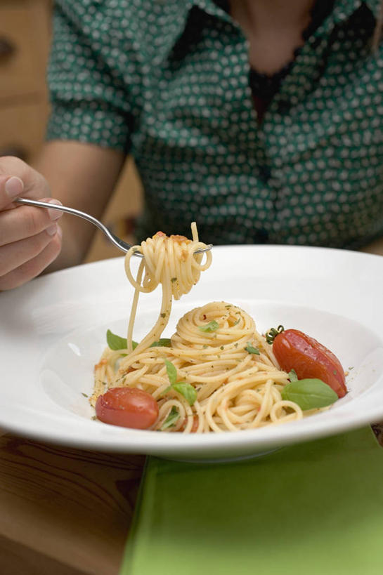 面食,面条,意大利面,西方人,手,一个人,坐,竖图,俯视,室内,特写,白天,西餐,植物,蔬菜,西红柿,小番茄,餐具,叶子,金属制品,欧洲,欧洲人,仅一个年轻女性,仅一个女性,仅一个人,握,服装,新鲜,金属,叉子,碟子,盘,面,香料,料理,食品,绿叶,草药,拿,拿着,休闲装,中药,食物,一个,衣服,盘子,碟,香草,休闲,手部,休闲服,嫩叶,西式,握着,服饰,有机食品,绿色食品,单个,单手,罗勒,紫苏,药材,中草药,餐叉,九层塔,圣约瑟夫草,甜罗勒,兰香,中药材,本草,小西红柿,樱桃小番茄,珍珠小番茄,年轻女性,女人,女性,白种人,叶,叶片,进餐用具,樱桃番茄,圣女果,番茄,坐着,半身,彩图,高角度拍摄