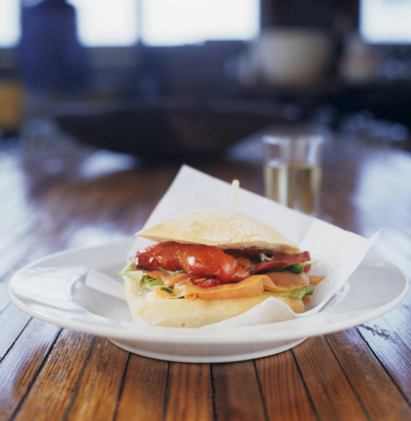 海鲜,三文鱼,无人,竖图,俯视,室内,特写,白天,烹饪,西餐,桌面,桌子,鲑鱼,辣椒,蔬菜,餐具,阴影,朦胧,模糊,新鲜,反射,木制,包装,包装纸,碟子,盘,影子,纸,肉,鱼肉,三明治,料理,食品,纸张,水产,菜肴,美食,肉类,海洋生物,食物,一个,盘子,木制品,碟,快餐,西式,佳肴,有机食品,绿色食品,单个,大马哈鱼,包装材料,牛皮纸,水生动物,海产品,水生物,肉食,彩椒,西式快餐,海底动物,辣角,红海椒,大椒,辣虎,广椒,三文治,撒蒙鱼,萨门鱼,冰海之皇,鲑,马哈鱼,麻哈鱼,大麻哈鱼,甜椒,柿子椒,辣子,海椒,番椒,灯笼椒,彩图,高角度拍摄