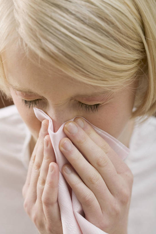 西方人,脸,头,脸颊,手,头发,一个人,站,闭眼,竖图,室内,特写,白天,正面,欧洲,欧洲人,双手,仅一个年轻女性,仅一个女性,仅一个人,擦,抚摸,服装,休闲装,衣服,餐巾,站着,休闲,手部,休闲服,金色,擦拭,服饰,揩擦,拭,保洁方巾,口布,年轻女性,女人,女性,白种人,头部,直发,脸部,脸蛋,面部,闭眼睛,闭着眼,闭着眼睛,站立,半身,彩图,短发,轻抚