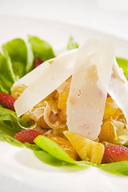 奶酪,无人,竖图,俯视,室内,特写,白天,植物,桌面,桌子,餐具,水果,叶子,阴影,新鲜,反射,木制,碟子,盘,纹理,影子,生食,干酪,起司,沙拉,食品,果实,绿叶,芝士,营养,色拉,沙律,水果沙拉,食物,一个,绿色,盘子,木制品,碟,嫩叶,乳酪,有机食品,绿色食品,单个,色拉酱,乳制品,千岛酱,发酵,肌理,叶,叶片,叶脉,彩图,高角度拍摄