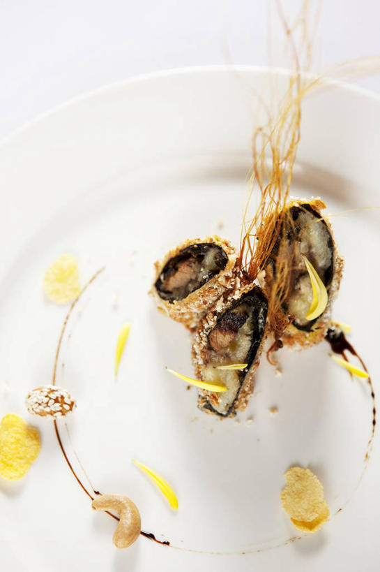 无人,竖图,俯视,室内,特写,白天,白色背景,桌面,桌子,香蕉,餐具,水果,阴影,新鲜,反射,木制,碟子,盘,影子,肉,生食,牛肉,食品,果实,肉类,食物,一个,盘子,木制品,碟,摄影,有机食品,绿色食品,影棚,单个,肉食,甘蕉,彩图,高角度拍摄,影棚拍摄,拍摄