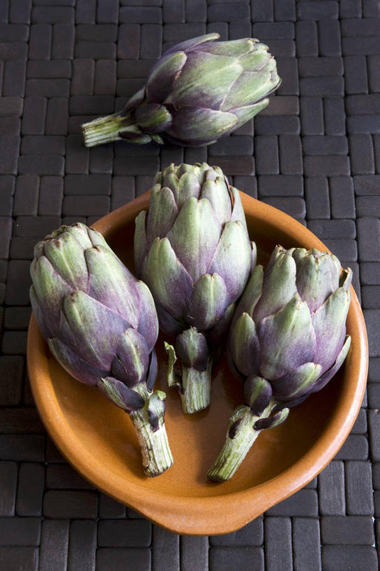 无人,竖图,俯视,室内,特写,白天,桌面,桌子,蔬菜,阴影,新鲜,反射,木制,影子,陶瓷,朝鲜蓟,食品,陶瓷制品,食物,一个,木制品,容器,碗,四个,洋蓟,有机食品,绿色食品,单个,储藏,储存,彩图,高角度拍摄,贮存,菜蓟,法国百合,球洋蓟,蔬菜之皇,洋百合