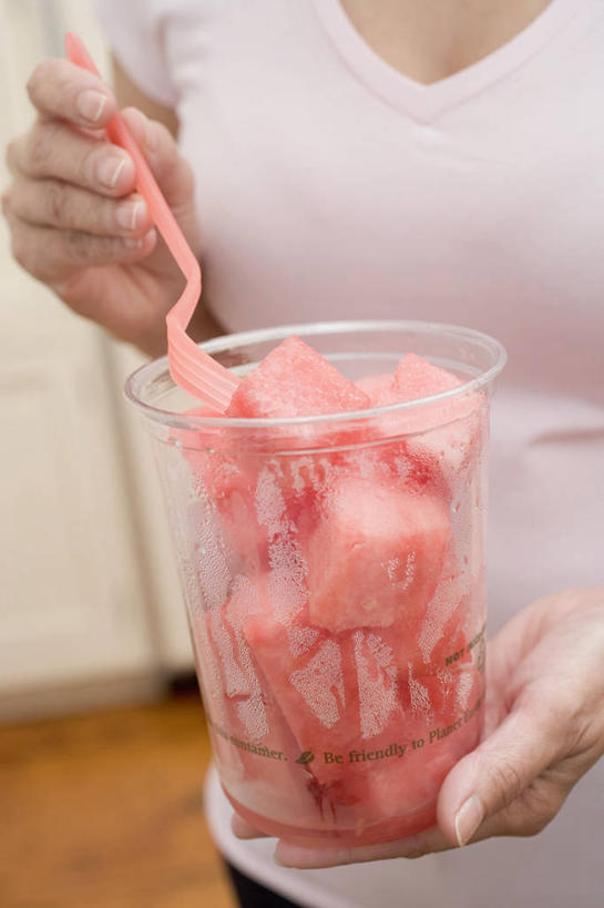 西方人,手,一个人,站,竖图,室内,特写,白天,正面,西瓜,杯子,餐具,水果,欧洲,欧洲人,双手,仅一个年轻女性,仅一个女性,仅一个人,握,服装,新鲜,叉子,高脚杯,生食,食品,果实,拿,拿着,休闲装,玻璃制品,食物,一个,衣服,酒杯,站着,休闲,手部,休闲服,握着,服饰,有机食品,绿色食品,单个,餐叉,鸡尾酒杯,年轻女性,女人,女性,白种人,玻璃杯,进餐用具,寒瓜,站立,半身,彩图