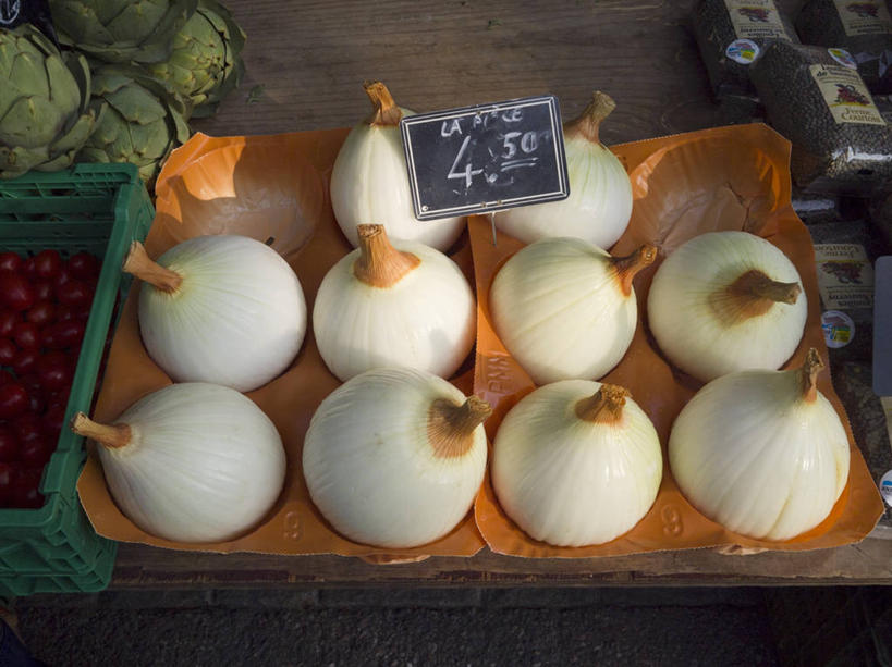 无人,菜场,横图,俯视,室外,特写,白天,购物,消费,蔬菜,洋葱,一排,许多,新鲜,整齐,并列,并排,包装,标签,标志,数字,文字,纸箱,字符,食品,集市,市场,很多,标识,食物,排列,容器,箱子,金融,阿拉伯数字,有机食品,绿色食品,队列,玉葱,纸板箱,平行,选购,贸易,包装箱,菜市,圆葱,洋葱头,球葱,葱头,彩图,高角度拍摄,菜市场,白洋葱