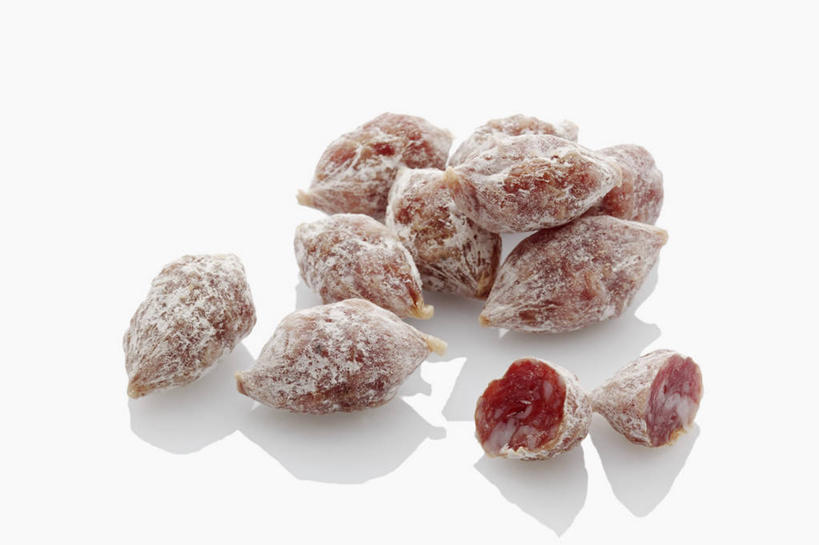 无人,横图,俯视,室内,特写,白天,白色背景,桌面,桌子,阴影,反射,木制,影子,肉,香肠,腊肠,猪肉,肉类,木制品,摄影,影棚,肉食,豚肉,彩图,高角度拍摄,影棚拍摄,拍摄