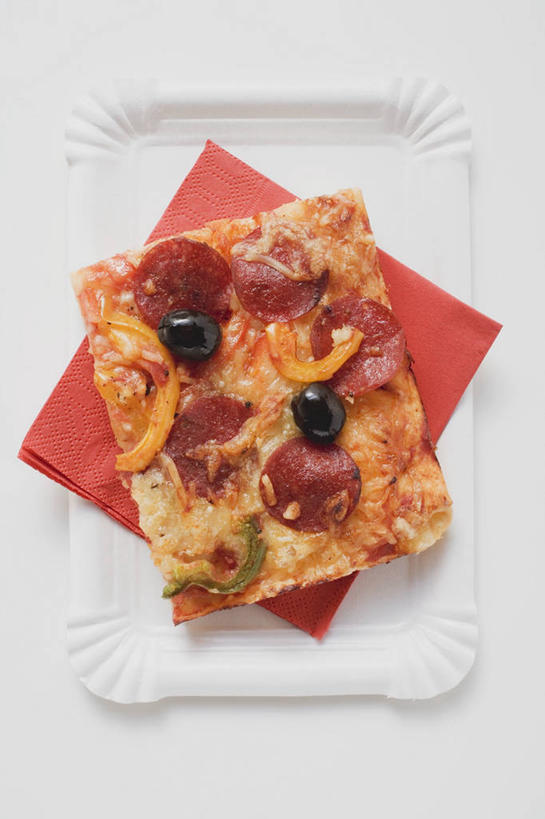 奶酪,无人,竖图,俯视,室内,特写,白天,白色背景,烹饪,西餐,桌面,桌子,辣椒,蔬菜,餐具,阴影,新鲜,反射,木制,碟子,盘,影子,肉,香肠,干酪,起司,料理,食品,披萨,匹萨,腊肠,芝士,营养,猪肉,菜肴,美食,肉类,食物,一个,盘子,木制品,碟,快餐,乳酪,西式,摄影,佳肴,有机食品,绿色食品,影棚,单个,乳制品,比萨,发酵,肉食,彩椒,西式快餐,垃圾食品,辣角,红海椒,大椒,辣虎,广椒,意大利薄饼,豚肉,甜椒,柿子椒,辣子,海椒,番椒,灯笼椒,彩图,高角度拍摄,影棚拍摄,拍摄