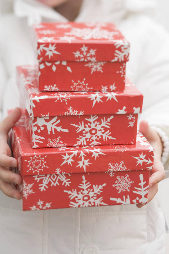 西方人,儿童,手,一个人,站,竖图,室内,特写,白天,正面,纯洁,礼盒,礼物,欧洲,圣诞节,欧洲人,双手,仅一个女性,仅一个人,一排,握,服装,节日,庆祝,整齐,装饰,包装,包装纸,纸,纸盒,纸张,拿,拿着,休闲装,文化,盒子,排列,三个,小孩,衣服,白色,包装盒,礼品盒,站着,仅一个小孩,庆典,休闲,手部,休闲服,可爱,童年,童趣,握着,服饰,礼品,纪念,堆,华丽,修饰,点缀,包装材料,牛皮纸,队列,童真,烂漫,无邪,衬托,美观,雅致,雅观,天真,女孩,女人,女性,白种人,孩子,站立,半身,彩图,女生