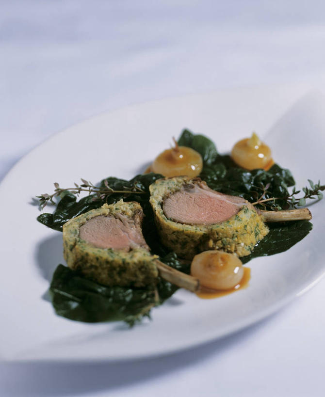 无人,竖图,俯视,室内,特写,白天,白色背景,烹饪,西餐,桌面,桌子,菠菜,蔬菜,洋葱,餐具,阴影,新鲜,反射,木制,碟子,盘,影子,肉,羊排,料理,食品,羊肉,菜肴,美食,肉类,食物,一个,盘子,木制品,碟,西式,摄影,佳肴,有机食品,绿色食品,影棚,单个,玉葱,肉食,圆葱,鹦鹉菜,洋葱头,鼠根菜,球葱,角菜,红嘴绿鹦哥,葱头,赤根菜,菠薐菜,波斯草,彩图,高角度拍摄,影棚拍摄,拍摄