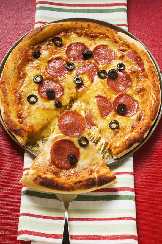 奶酪,无人,竖图,俯视,室内,特写,白天,烹饪,西餐,桌面,桌子,橄榄,餐具,水果,阴影,新鲜,反射,木制,布料,碟子,盘,影子,肉,生食,香肠,干酪,起司,料理,食品,披萨,匹萨,果实,腊肠,芝士,营养,布纹,猪肉,菜肴,美食,肉类,桌布,食物,一个,盘子,餐巾,木制品,碟,台布,快餐,乳酪,西式,佳肴,有机食品,绿色食品,单个,黑橄榄,乳制品,比萨,发酵,肉食,西式快餐,垃圾食品,乌橄榄,乌榄,意大利薄饼,豚肉,油橄榄,青果,白榄,彩图,高角度拍摄