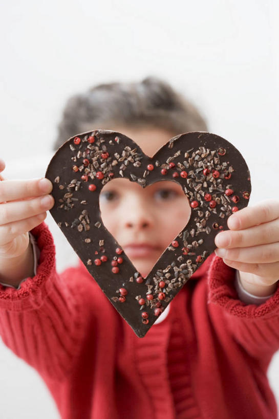 西方人,儿童,一个人,站,竖图,室内,白天,白色背景,正面,毛衣,爱情,纯洁,欧洲,欧洲人,仅一个男性,仅一个人,握,爱心,装饰,食品,糖,糖果,甜点,甜品,浪漫,拿,拿着,注视,食物,一个,小孩,红色,甜食,巧克力,观察,看,站着,仅一个小孩,温暖,温馨,心形,恩爱,可爱,童年,童趣,握着,摄影,影棚,单个,观看,朱古力,华丽,修饰,点缀,和睦,察看,关注,线衫,童真,烂漫,无邪,衬托,美观,雅致,雅观,七彩米,七彩糖针,巧克力针,朱古力针,天真,男孩,男人,男性,白种人,孩子,心型,站立,半身,彩图,影棚拍摄,绒衣,套衫,套头毛衣,线衣,拍摄,融洽,男生