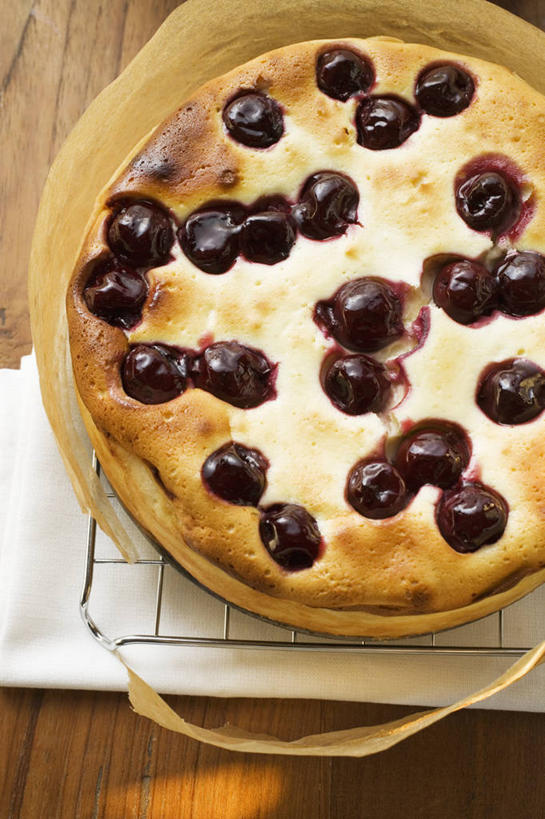 点心,无人,竖图,俯视,室内,特写,白天,烘焙,下午茶,桌面,桌子,樱桃,水果,金属制品,阴影,花纹,新鲜,反射,金属,木制,布,图案,影子,生食,食品,果实,布纹,架子,食物,糕点,一个,白色,木制品,有机食品,绿色食品,单个,布匹,海绵蛋糕,冷却,冷却架,樱珠,莺桃,英桃,楔桃,牛桃,荆桃,彩图,高角度拍摄,蛋糕