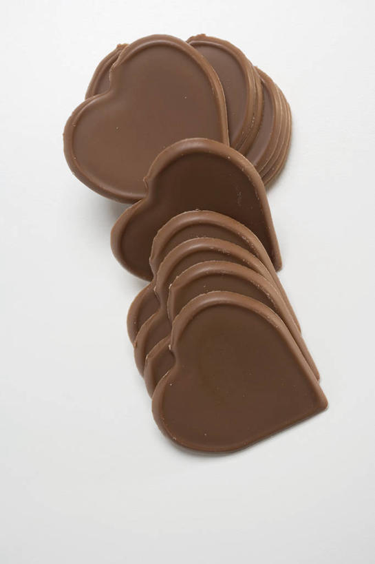 无人,竖图,俯视,室内,特写,白天,白色背景,爱情,桌面,桌子,一排,许多,阴影,爱心,整齐,反射,木制,影子,食品,糖,糖果,甜点,甜品,很多,浪漫,食物,排列,木制品,甜食,巧克力,温暖,温馨,心形,恩爱,摄影,影棚,朱古力,和睦,队列,牛奶巧克力,心型,彩图,高角度拍摄,影棚拍摄,拍摄,融洽