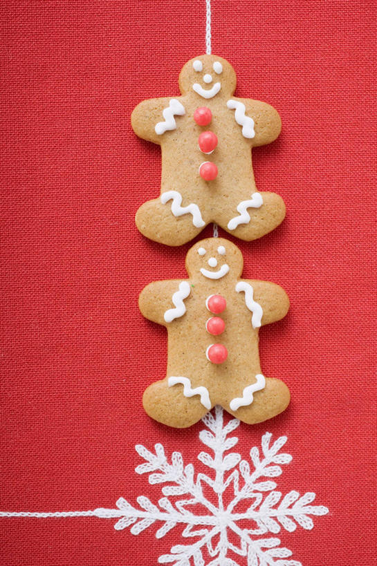 点心,无人,竖图,俯视,室内,特写,白天,桌面,桌子,圣诞节,阴影,红色背景,节日,庆祝,人形,反射,木制,影子,雪花,食品,甜点,文化,食物,糕点,两个,木制品,饼干,甜食,零食,庆典,摄影,影棚,纪念,酥饼,姜饼,姜饼人,装饰饼干,彩图,高角度拍摄,影棚拍摄,拍摄