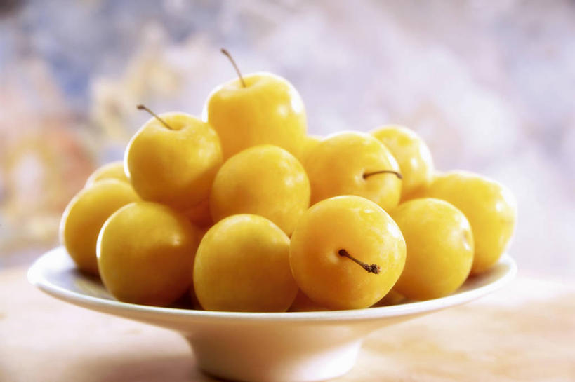 无人,横图,俯视,室内,特写,白天,桌面,桌子,李子,餐具,水果,一堆,许多,阴影,堆叠,堆积,新鲜,反射,木制,碟子,盘,影子,生食,食品,果实,很多,食物,一个,黄色,盘子,木制品,碟,有机食品,绿色食品,单个,堆,红李,鸡血李,杏李,彩图,高角度拍摄