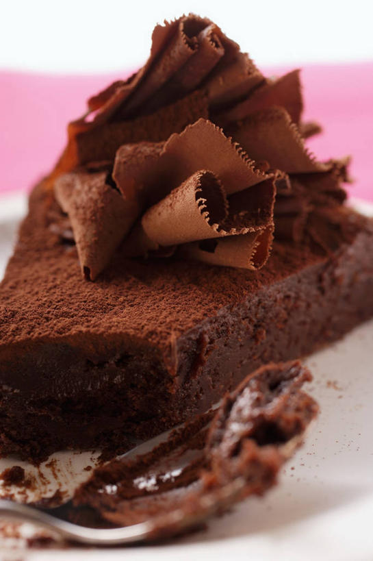 点心,无人,竖图,俯视,室内,特写,白天,下午茶,桌面,桌子,一块,阴影,反射,木制,影子,食品,糖,糖果,甜点,甜品,巧克力蛋糕,食物,糕点,木制品,甜食,巧克力,朱古力,彩图,高角度拍摄,蛋糕