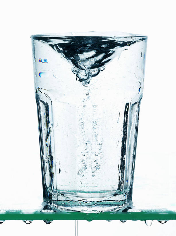 无人,竖图,室内,特写,白天,正面,水,桌面,桌子,杯子,阴影,波纹,透明,反射,木制,液体,影子,气泡,水滴,涟漪,漩涡,水泡,玻璃制品,水珠,一个,水纹,泡泡,木制品,水杯,单个,圆弧,玻璃杯,彩图