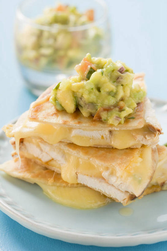 点心,奶酪,无人,竖图,俯视,室内,特写,白天,桌面,桌子,杯子,餐具,阴影,反射,木制,碟子,盘,影子,调料,鸡肉,酱料,酱汁,肉,佐料,干酪,起司,食品,调味品,芝士,营养,调味料,文化,酱,饼,小吃,肉类,玻璃制品,食物,糕点,一个,盘子,木制品,水杯,碟,甜食,酪梨,乳酪,鳄梨,单个,油梨,乳制品,发酵,肉食,玉米饼,樟梨,玻璃杯,牛油果,彩图,高角度拍摄