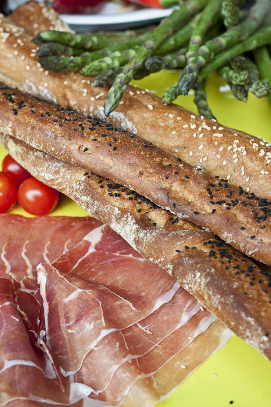 点心,面包,无人,竖图,俯视,室内,特写,白天,桌面,桌子,芦笋,蔬菜,西红柿,小番茄,阴影,新鲜,反射,木制,影子,肉,食品,面点,火腿,猪肉,肉类,食物,腌制,糕点,木制品,有机食品,绿色食品,肉食,豚肉,熏制,火肉,兰熏,猪腿,小西红柿,樱桃小番茄,珍珠小番茄,猪尾巴,樱桃番茄,药鸡豆子,石刁柏,圣女果,蚂蚁杆,龙须菜,狼尾巴根,番茄,彩图,高角度拍摄,面包棒