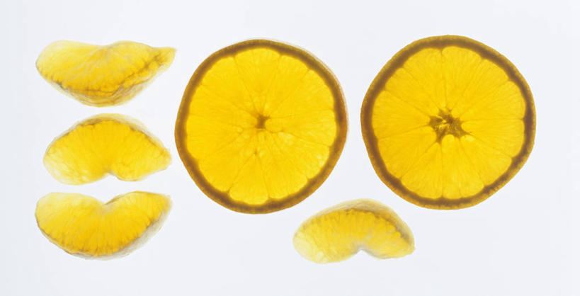 无人,横图,俯视,室内,特写,白天,白色背景,桌面,桌子,水果,切开,阴影,新鲜,反射,木制,影子,生食,食品,果实,食物,木制品,切,橙色,摄影,有机食品,绿色食品,影棚,甜橙,剖面,切面,橙子,橙,彩图,高角度拍摄,影棚拍摄,拍摄,鹄壳,黄橙,黄果,金橙,金环,金球,糖橙