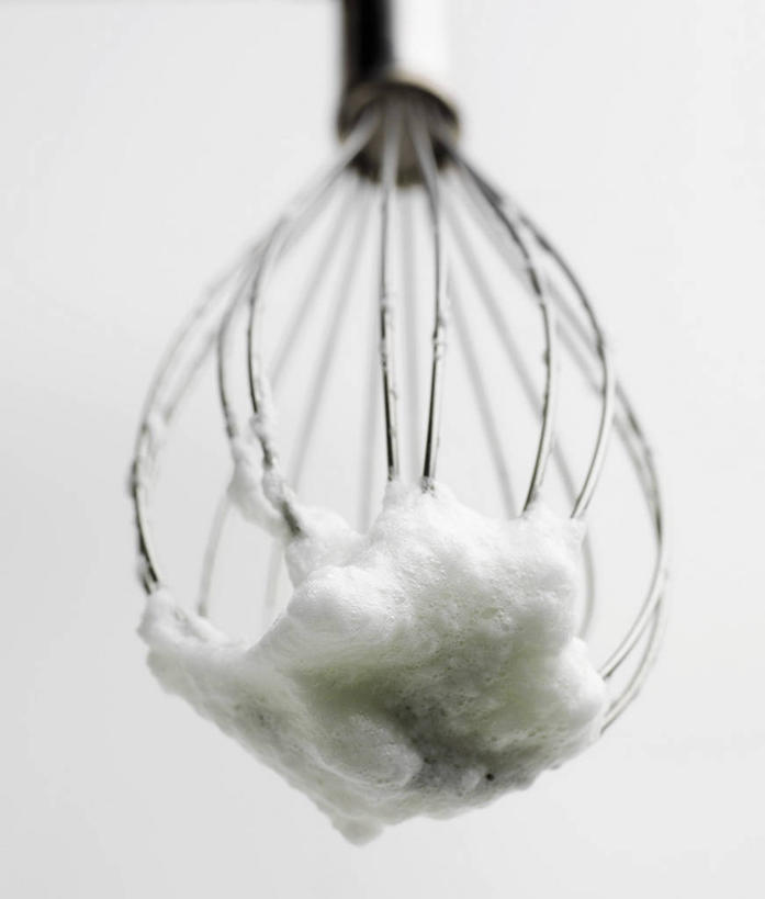 点心,无人,竖图,俯视,室内,特写,白天,白色背景,烹饪,桌面,桌子,厨具,金属制品,阴影,反射,金属,木制,影子,食品,甜点,甜品,食物,糕点,一个,木制品,打蛋器,搅拌器,甜食,奶油,摄影,影棚,单个,乳制品,烹饪用具,激凌,克林姆,淇淋,手动打蛋器,烹调用具,烹调,彩图,高角度拍摄,影棚拍摄,拍摄