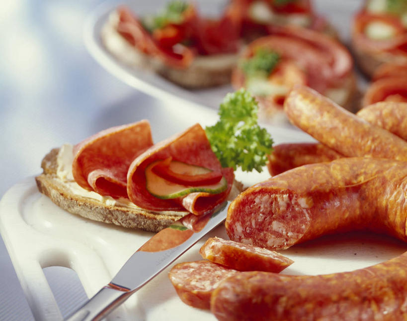 点心,面包,无人,横图,俯视,室内,特写,白天,桌面,桌子,餐具,叶子,金属制品,阴影,朦胧,模糊,反射,金属,木制,工具,影子,肉,食品,面点,绿叶,刀具,火腿,猪肉,肉类,食物,腌制,糕点,木制品,刀,嫩叶,黑面包,全麦面包,餐刀,肉食,豚肉,麸皮面包,熏制,火肉,兰熏,猪腿,叶,叶片,彩图,高角度拍摄