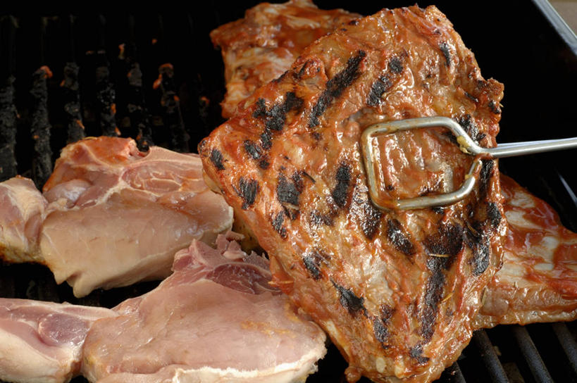 无人,横图,俯视,室内,特写,白天,烹饪,烧烤,西餐,阴影,反射,纹路,纹理,影子,肉,牛排,牛肉,料理,食品,烤架,烤肉,菜肴,美食,肉类,食物,夹子,铁架,西式,佳肴,肉食,肌理,食品夹,食物夹,面包夹,意粉夹,彩图,高角度拍摄