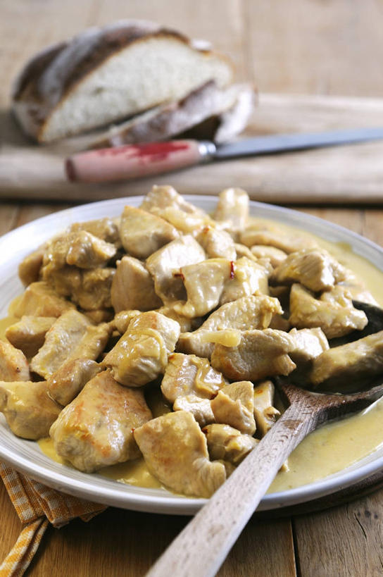 点心,红酒,葡萄酒,无人,竖图,俯视,室内,特写,白天,烹饪,西餐,桌面,桌子,鸡,餐具,阴影,花纹,朦胧,模糊,反射,木制,布,碟子,盘,图案,影子,勺子,鸡肉,肉,料理,食品,甜点,甜品,火鸡,酒类,布纹,菜肴,美食,肉类,家禽,酒,食物,糕点,饮料,一个,动物,盘子,木制品,调羹,碟,汤匙,甜食,奶油,红葡萄酒,西式,牲畜,佳肴,单个,布匹,乳制品,肉食,激凌,克林姆,淇淋,七面鸟,吐绶鸡,彩图,高角度拍摄