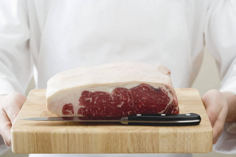 西方人,手,一个人,厨师,站,横图,室内,特写,白天,正面,工作服,制服,烹饪,西餐,金属制品,欧洲,欧洲人,双手,仅一个男性,仅一个人,一块,握,纹路,金属,工具,纹理,肉,牛排,牛肉,料理,食品,案板,刀具,拿,拿着,菜肴,美食,肉类,砧板,食物,仅一个年轻男性,红色,白色,刀,站着,手部,西式,握着,佳肴,菜刀,肉食,肌理,切菜刀,工作制服,沙朗牛排,牛背脊,男人,男性,年轻男性,白种人,厨师长,厨子,大厨,主厨,站立,半身,彩图,工作套服